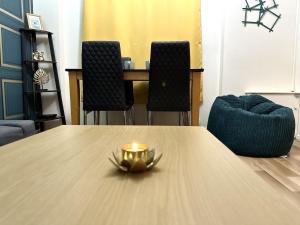 uma vela em cima de uma mesa de madeira em Spacious 1 bedroom apartment in the best location in Manchester City Centre em Manchester