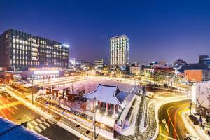 eine Stadt in der Nacht mit Gebäuden und Straßenbeleuchtung in der Unterkunft Chuncheon Bella Residence in Chuncheon