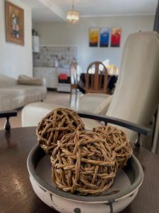 a basket on a table with a chair in a living room at Amplio departamento, la mejor ubicación en Mendoza in Mendoza