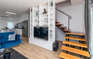 Μια τηλεόραση ή/και κέντρο ψυχαγωγίας στο Stunning Apartment In Pobri