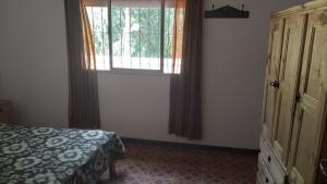 - une chambre avec un lit et une fenêtre dans l'établissement Alquiler de casa, à Santa Teresita