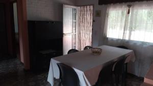 Habitación con mesa, sillas y ventana en Alquiler de casa en Santa Teresita