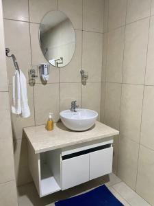 een badkamer met een wastafel en een spiegel bij Bellini 2 in Guayaquil