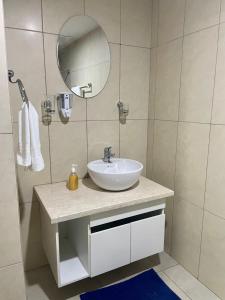 a bathroom with a sink and a mirror at Bellini 2 in Guayaquil