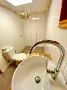 uma casa de banho com um lavatório e um WC em Casa de Orion em Ayangue