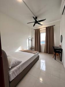 Schlafzimmer mit einem Bett und einem Deckenventilator in der Unterkunft Cozy Apartment 3 Br CityView In KT Near Drawbridge in Kuala Terengganu