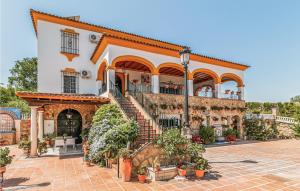 una casa grande con una escalera delante de ella en Amazing Home In Aguilar De La Frontera With Wifi, en Aguilar de la Frontera