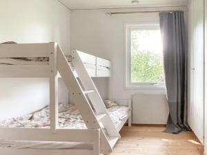 Krevet ili kreveti na sprat u jedinici u okviru objekta Holiday home BRäNNö