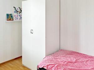 um quarto com uma cama e um armário branco em Holiday home Sundbyberg em Sundbyberg