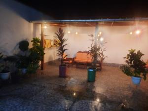 un patio nocturno con sofá y macetas en Casa Grande en Iquitos