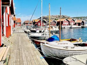 un groupe de bateaux amarrés dans un port de plaisance avec des maisons dans l'établissement Holiday home HUNNEBOSTRAND XI, à Hunnebostrand