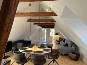 sala de estar con mesa y sillas en Holiday home Svaneke LXII en Svaneke