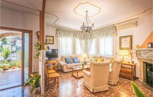 een woonkamer met een bank en een open haard bij 3 Bedroom Beautiful Home In Fuente Tojar in Fuente-Tójar