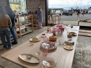 - une table avec des assiettes, des verres et des fleurs dans l'établissement Holiday home Nexø LX, à Neksø