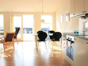 - une cuisine avec des chaises et une table dans une pièce dans l'établissement Holiday home Nexø LX, à Neksø