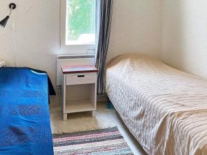 - une petite chambre avec 2 lits et une table dans l'établissement Holiday home MOLKOM, à Molkom