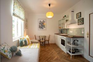 eine Küche mit einem Sofa und einem Tisch in einem Zimmer in der Unterkunft Gästehaus Wallner in Velden am Wörthersee