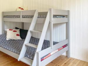 Holiday home BILLINGSFORS II في Billingsfors: سرير بطابقين أبيض في غرفة الأطفال