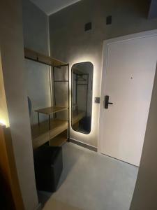 een kamer met een deur en een spiegel op een trein bij Sun House in Santos