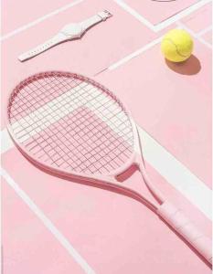 - une raquette de tennis et un ballon sur un court de tennis dans l'établissement The Blush House, à Hobart