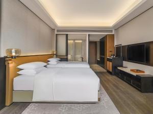 Postel nebo postele na pokoji v ubytování Sheraton Ninghai