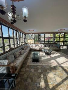 un grand salon avec un canapé et une table dans l'établissement Alsalam Farmhouse, à Hatta
