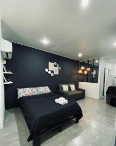 1 dormitorio con 1 cama y 1 sofá en AKC AirBNB, en Mandaue