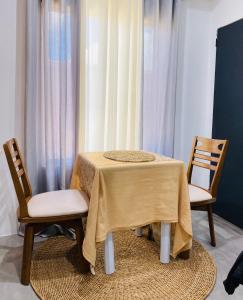 una mesa con dos sillas y un mantel amarillo. en AKC AirBNB, en Mandaue