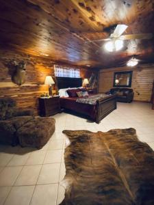 um quarto com uma cama num chalé de madeira em The Presidential Barndominium in the Stable at Bear Mountain em Eureka Springs