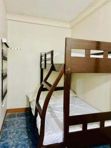 Bunk bed o mga bunk bed sa kuwarto sa Teo’s Spacious and Affordable Home in Cabanatuan