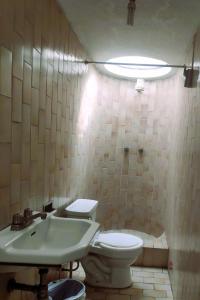 La salle de bains est pourvue de toilettes et d'un lavabo. dans l'établissement Flying House Hostel, à Arequipa