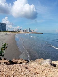 vista su una spiaggia con una città sullo sfondo di Casa Encanto Cartagena Colombia a Cartagena de Indias