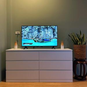 TV a/nebo společenská místnost v ubytování Liang's Home เหลียงโฮม