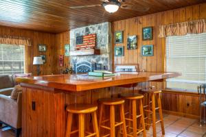 Η κουζίνα ή μικρή κουζίνα στο River Ridge Bandera Cabin