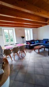 salon ze stołem i kanapą w obiekcie Duplex avec vue lac et montagnes w mieście Montreux