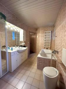 bagno con 2 lavandini, vasca e servizi igienici di Duplex avec vue lac et montagnes a Montreux