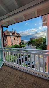balkon z widokiem na ulicę i budynki w obiekcie Duplex avec vue lac et montagnes w mieście Montreux