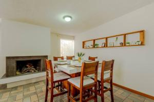 a dining room with a table and chairs and a fireplace at Casa Boho. Hermosa casa equipada céntrica in Chihuahua