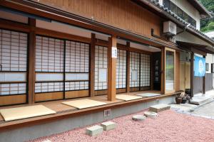 un edificio con una fila de ventanas en Farm Stay Ichirobee en Fukui