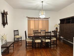 a dining room with a table and chairs at Casa Lola Alojamiento Turístico in Mendoza