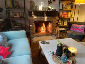 a living room with a fireplace and a coffee table at Rincón Colonial in Colonia del Sacramento