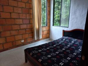 Un pat sau paturi într-o cameră la Cabaña Campestre de Descanso