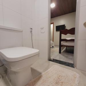 uma casa de banho com um WC e uma cabina de duche ao nível do chão em Hilton Hotel em Barra do Garças