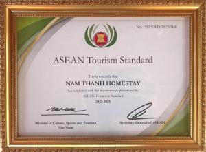 un cadre de diplôme avec une image d'une norme touristique asiatique dans l'établissement Nam Thanh Homestay, à Vĩnh Long