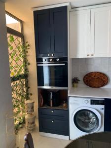 a kitchen with a microwave and a washing machine at Appart haut standing in Agadir