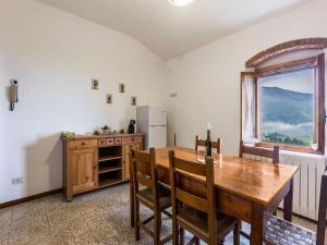 ドンニーニにあるBelvilla by OYO Aiaのキッチン(木製テーブル、冷蔵庫付)