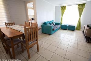 ein Wohnzimmer mit einem Tisch und einem blauen Sofa in der Unterkunft Kompayantu Lodge Arriendo Diario in La Serena