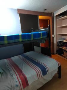 1 dormitorio con 1 litera en una habitación en Departamento de huéspedes Grijalva, en Ciudad de México