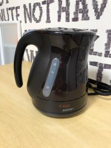 a black tea kettle sitting on a table at The Mickey Carlton Ohashi 107 in Shiobaru