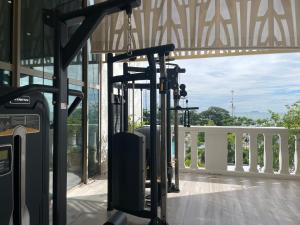 een fitnessruimte met twee loopbanden in een gebouw bij Copacabana jomtien condominium in Jomtien Beach
